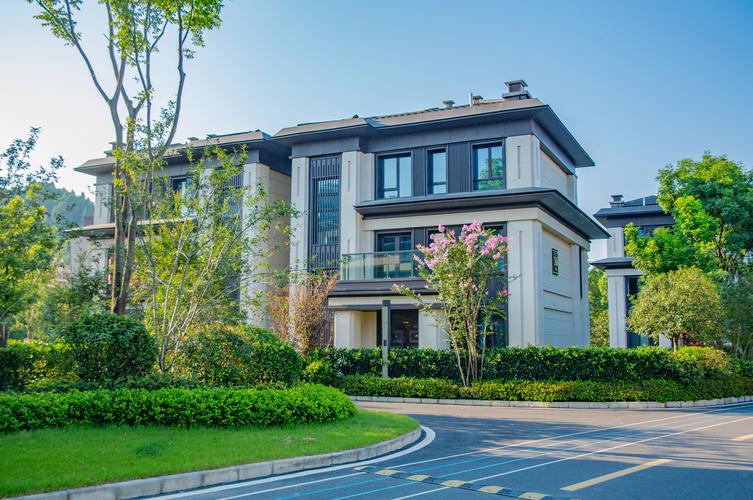 墅是由宜昌新首鋼房地產(chǎn)公司開發(fā),鴻坤集團(tuán)建設(shè)的洋房,低層住宅產(chǎn)品